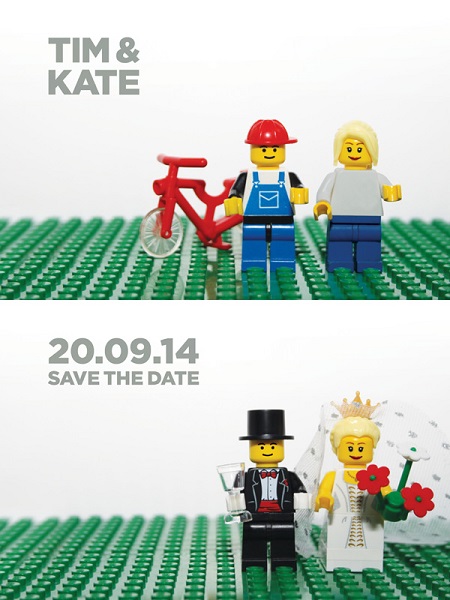 In questa foto, un save the date con minifigure Lego con abiti normali e in versione sposi