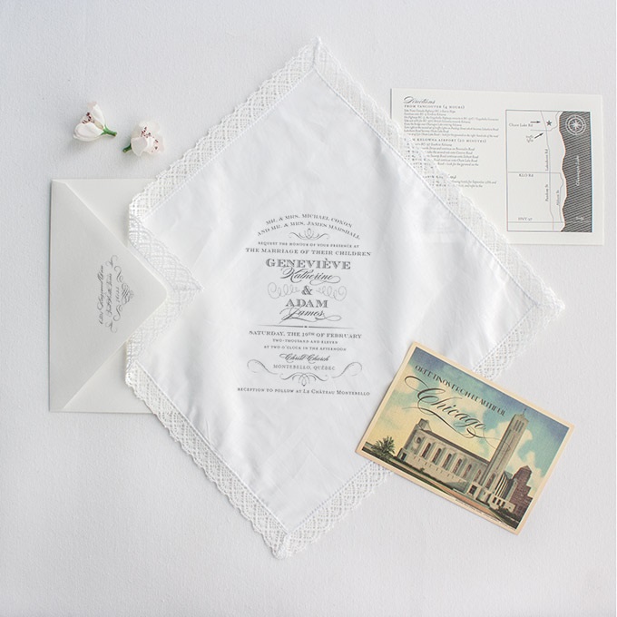 In questa foto, un invito stampato su un fazzoletto di stoffa bianco con bordo ricamato perfetto come partecipazioni matrimonio originali