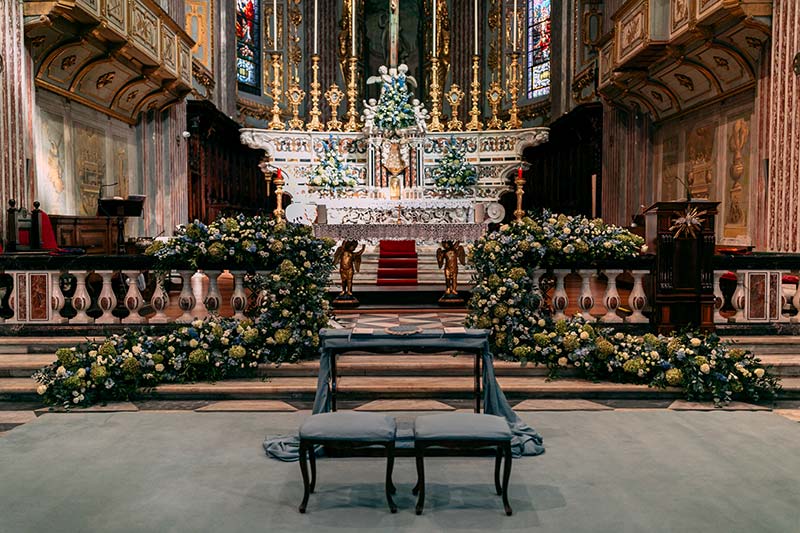 in questa foto l'altare nuziale allestito di fiori per le nozze di Manuela e Reald