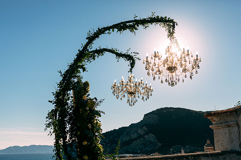 in questa foto due eleganti chandelier di cristallo, che con i raggi del sole creano uno spettacolare gioco di colori e scintillii