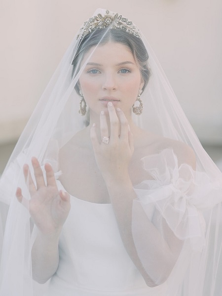 In questa foto, una sposa con il velo calato sul viso indicato per un matrimonio stile Bridgerton 