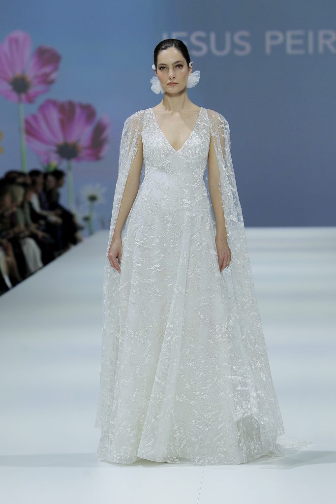 In questa foto la modella indossa un abito da sposa con maniche ampie 2023.
