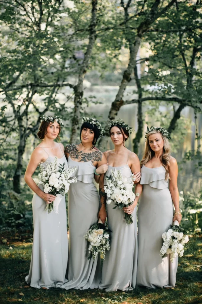 In questa foto quattro damigelle indossa abiti da cerimonia donna uguali nel colore e nel modello. Il modello è lungo con pieghe sul corpetto e spalline sottili di colore verde menta chiaro 
