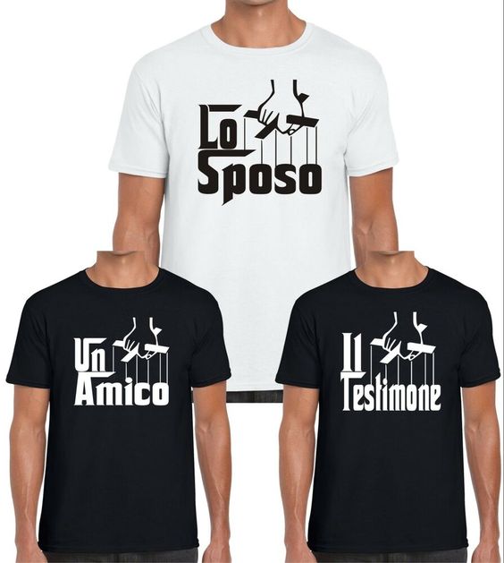 In questa foto tre magliette per addio al celibato ispirate alla locandina del film Il Padrino. Sopra è rappresentata la maglia di colore bianco con scritta di colore nero "Lo sposo". Sotto sono rappresentate due maglie di colore nero con scritte di colore bianco "Un amico" e "Il testimone" 