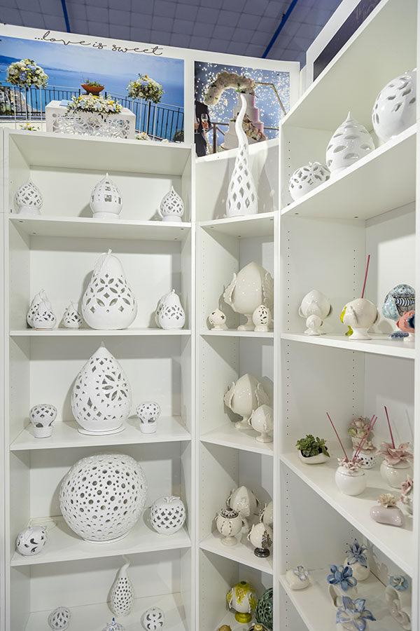 In questa foto una selezione di bomboniere realizzate a mano da Atelier delle Ceramiche