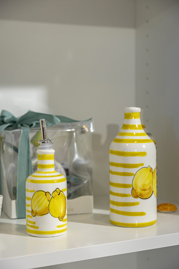 Le bottiglie per il limoncello firmate Atelier delle Ceramiche