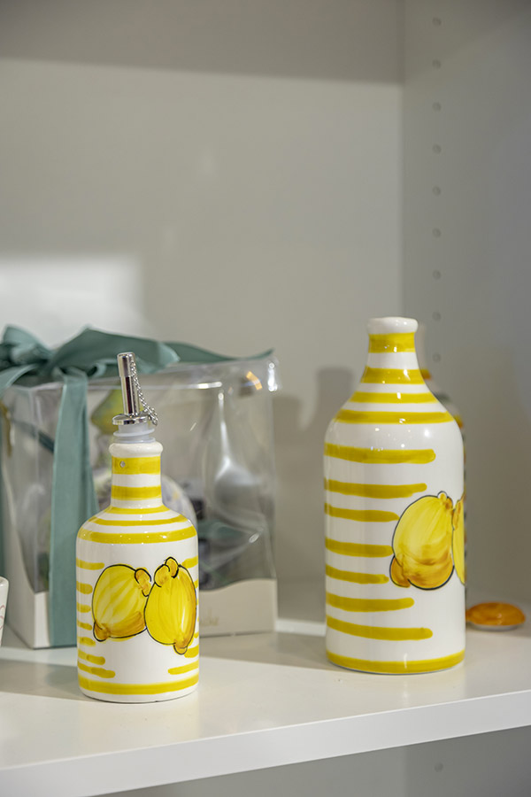 Le bottiglie per il limoncello firmate Atelier delle Ceramiche
