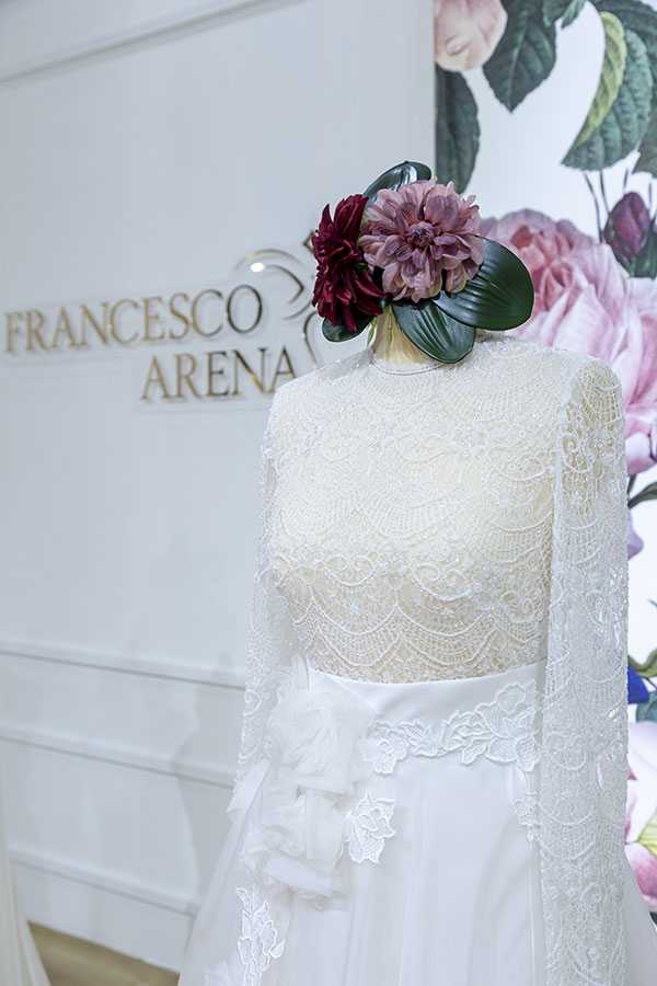 In questa foto un abito da sposa con corpetto in prezioso pizzo in esposizione nello stand delll'Atelier Francesco Arena al TuttoSposi 2022