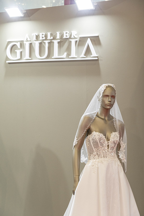 In questa foto un abito da sposa con un prezioso corpetto firmato Atelier Giulia