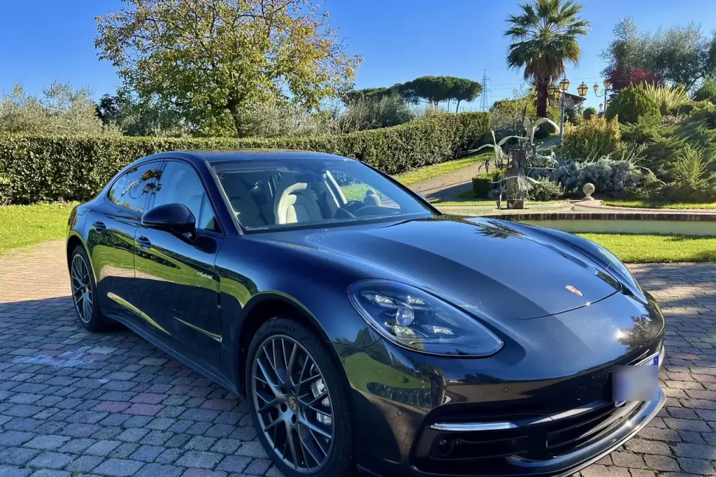 In questa foto una Porsche per matrimonio di colore nero ritratta su un prato