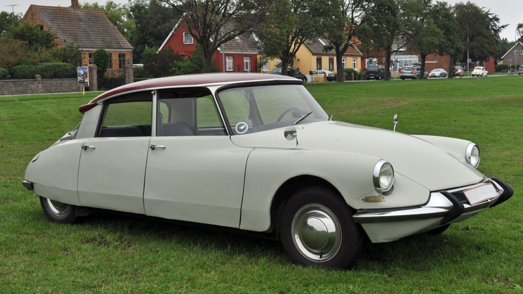 In questa foto una Citroen DS per matrimonio di colore bianco