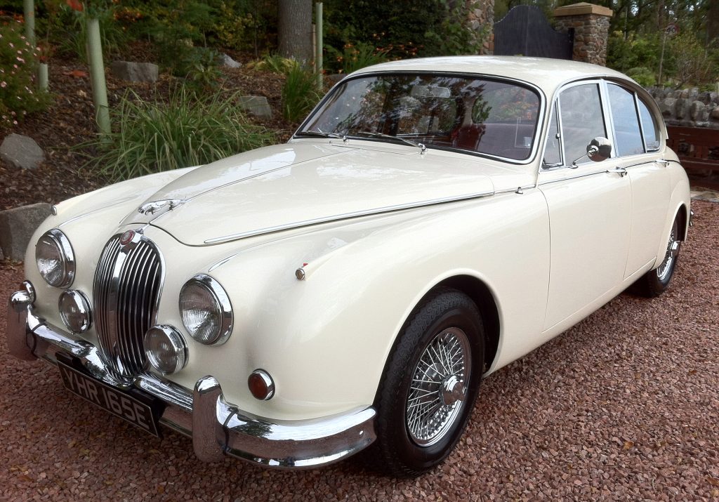 In questa foto una Jaguar  MK2 di colore bianco per matrimonio