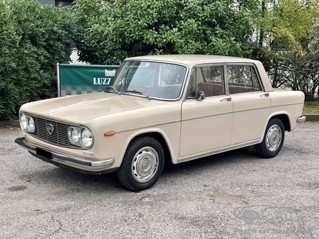 In questa foto una Lancia Fulvia Berlina per matrimonio di colore bianco