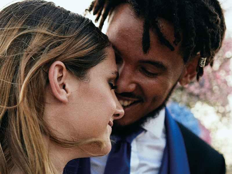 In questa foto due sposi che sorridono in matrimonio a prima vista Italia 6