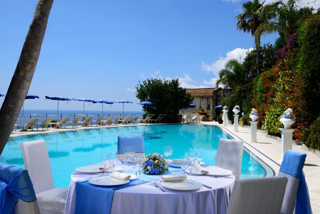 In questa immagine un ricevimento nuziale a bordo piscina all'Hotel Raito 