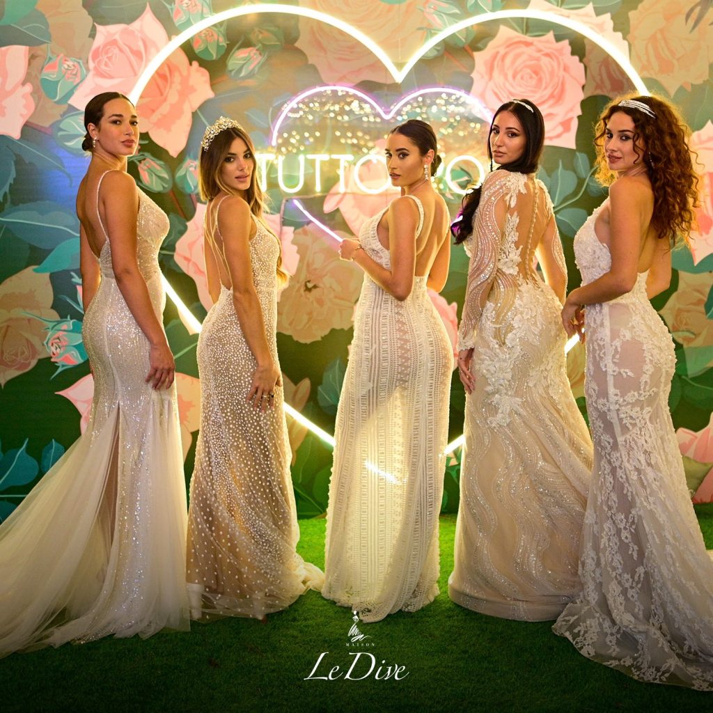 In questa foto un gruppo di modelle indossa i nuovi abiti firmati Maison Le Dive