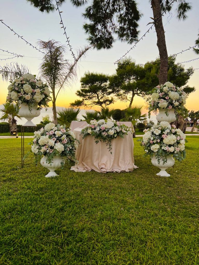 In questa foto un vistoso allestimento floreale con vasi e tovaglie rosa di Maria Mannino Floral Designer