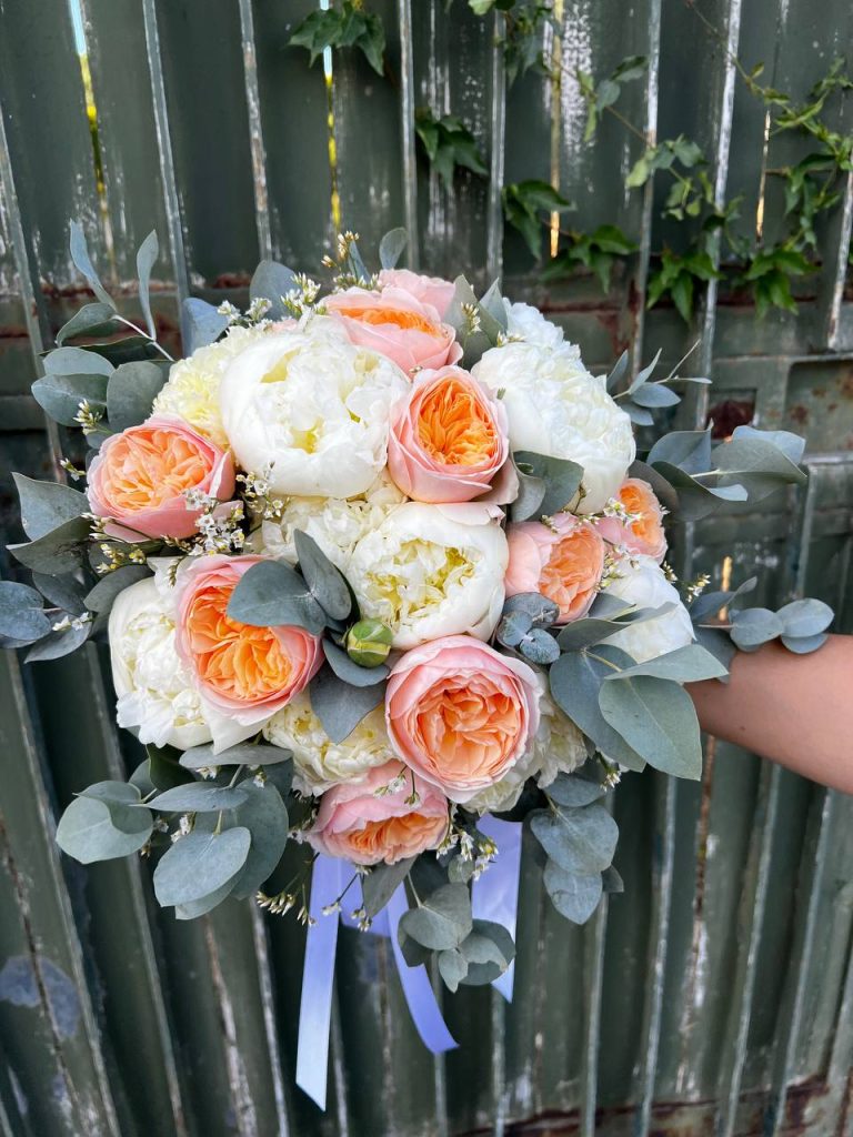 In questa foto un bouquet bianco e rosa realizzato da Maria Mannino Floral Designer