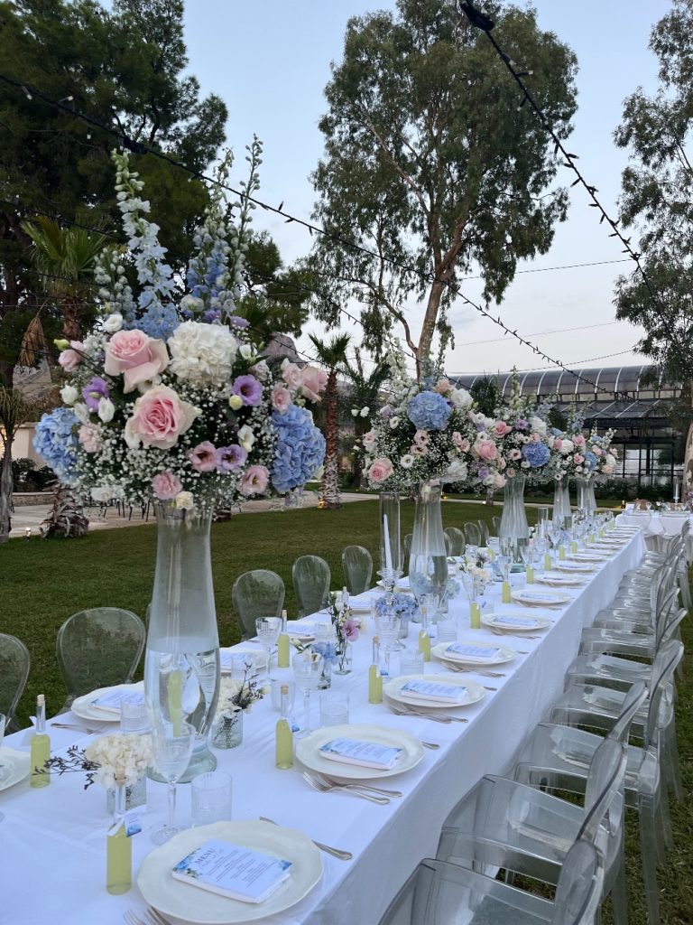 In questa foto dei centrotavola floreali colorati realizzati da Maria Mannino Floral Designer