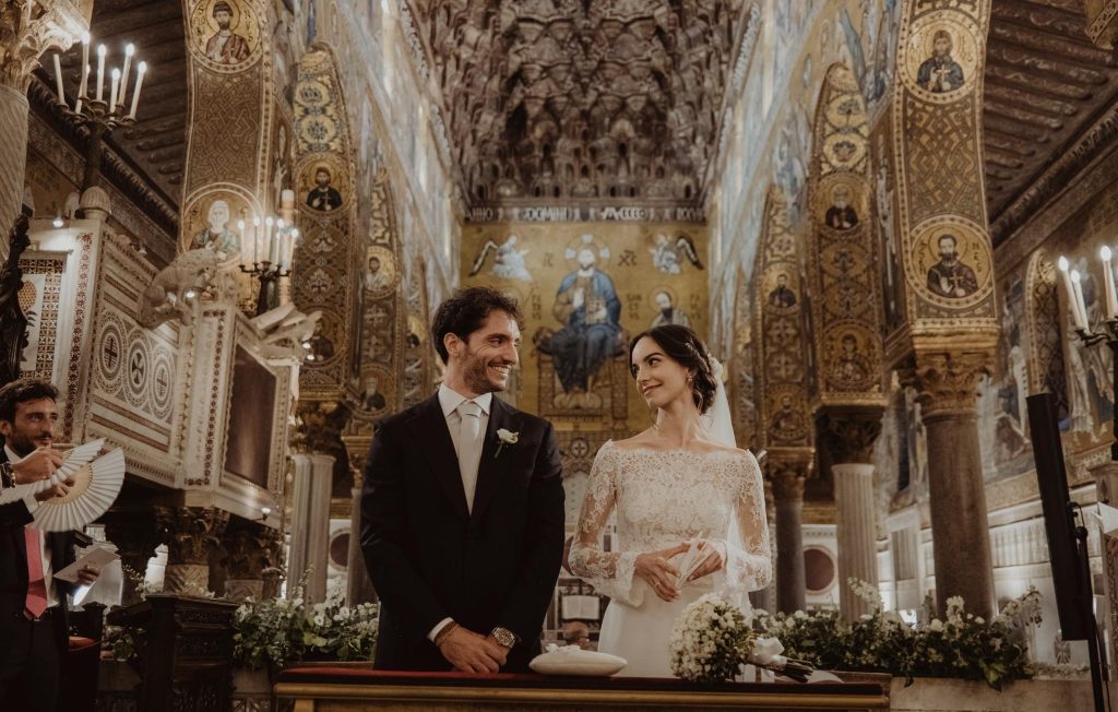 In questa foto una coppia di sposi in una Chiesa allestita da Maria Mannino Floral Designer