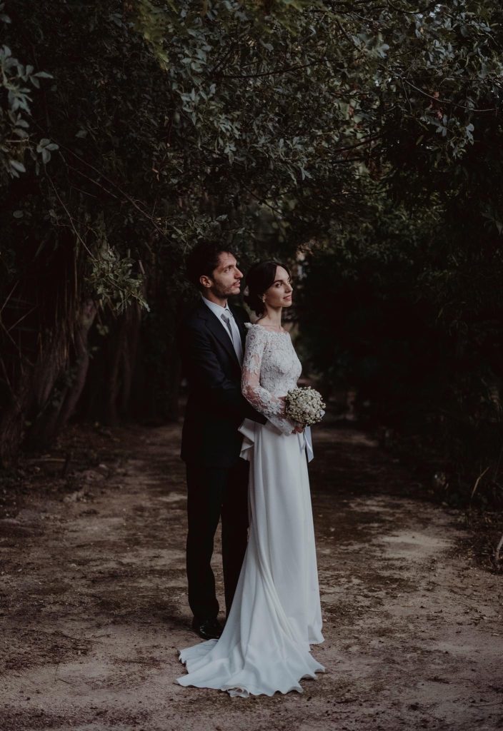 In questa foto una coppia di sposi con un bouquet realizzato da Maria Mannino Floral Designer