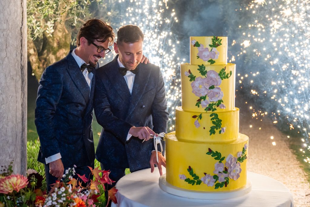 In questa foto Antonio Lorenzon e Daniel in Carlo Pignatelli per il loro matrimonio con la torta nuziale.