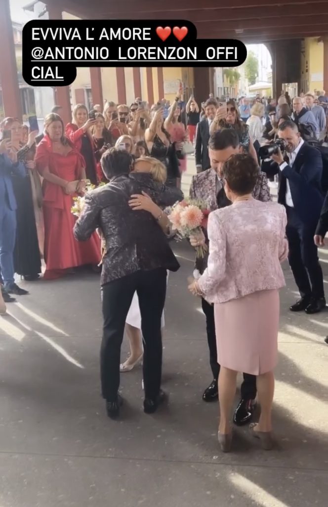 In questa foto Antonio Lorenzon con la madre e il marito Daniel.