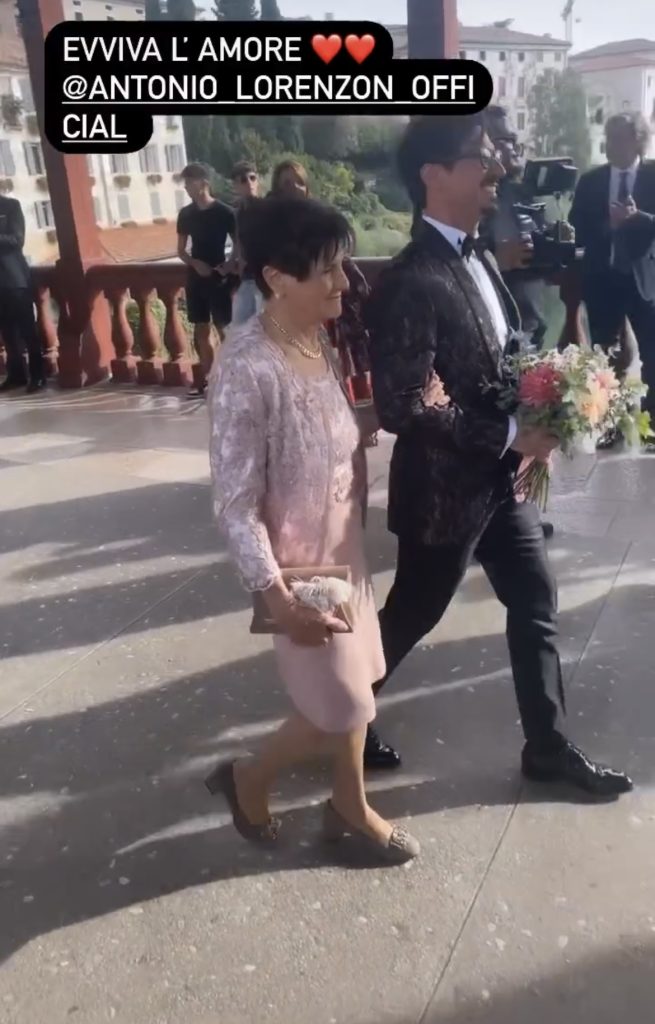 In questa foto Antonio Lorenzon con la madre per il matrimonio.