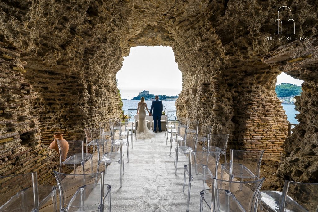 In questa foto una cerimonia civile organizzata nella grotta romana dell'Hotel Punta Castello