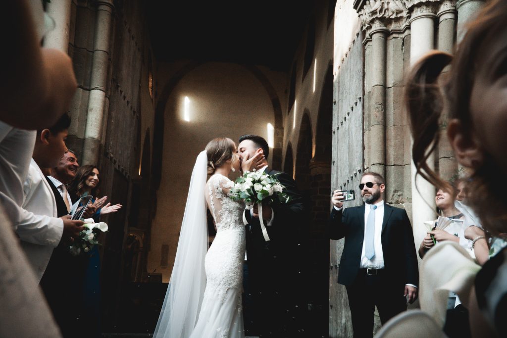 In questa foto Giulia e Giuseppe, una coppia di sposi che si è affidata alla wedding planner Rossella Giuffrida, si scambiano un bacio dopo il Sì