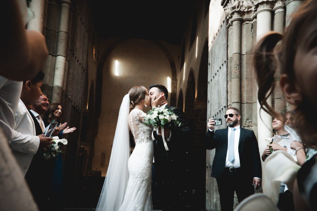 In questa foto Giulia e Giuseppe, una coppia di sposi che si è affidata alla wedding planner Rossella Giuffrida, si scambiano un bacio dopo il Sì