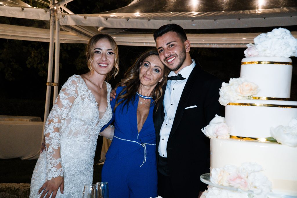 In questa foto la wedding planner Rossella Giuffrida insieme agli sposi Giulia e Giuseppe al momento della wedding cake