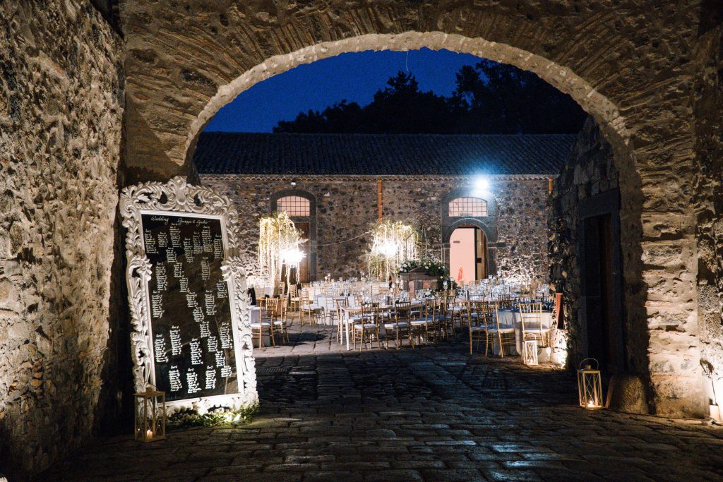 In questa foto l'ingresso nella sala del banchetto della Ducea di Nelson: la wedding planner Rossella Giuffrida ha pensato ad uno specchio come tableau