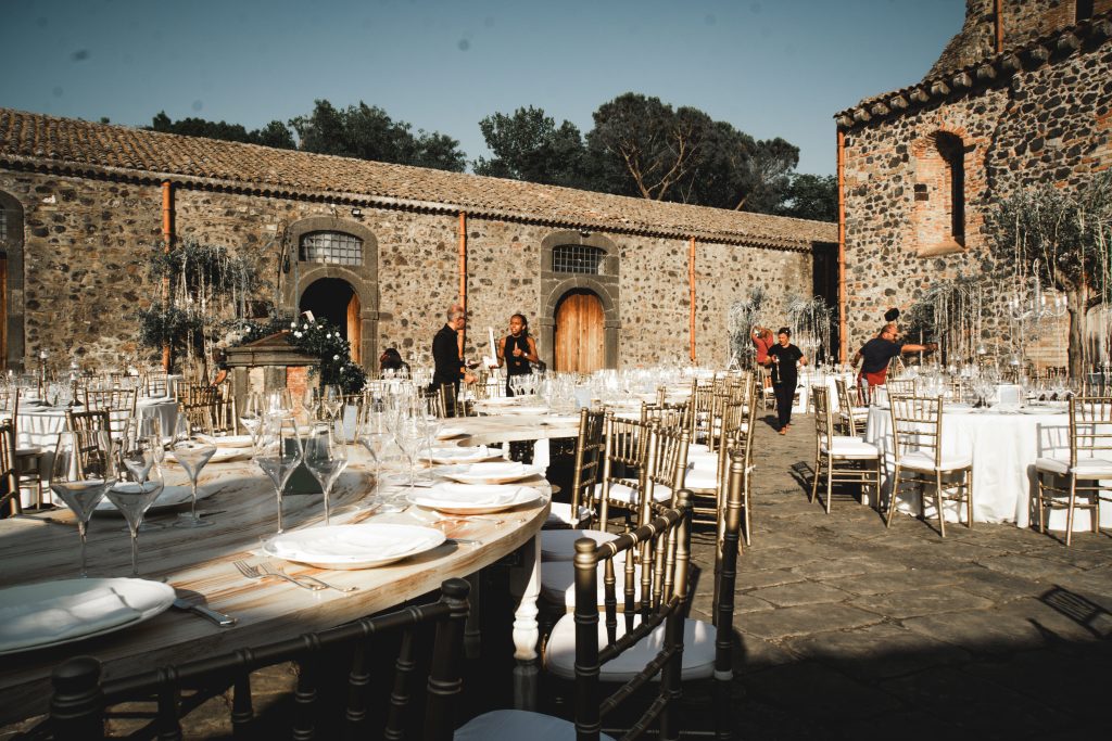 In questa foto l'allestimento del tavolo a "S" del matrimonio di Giuseppe e Giulia organizzato dalla wedding planner Rossella Giuffrida