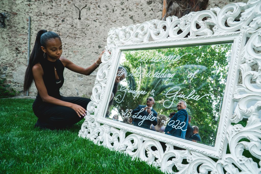 In questa foto lo specchio di benvenuto del matrimonio di Giuseppe e Giulia, organizzato dalla wedding planner Rossella Giuffrida