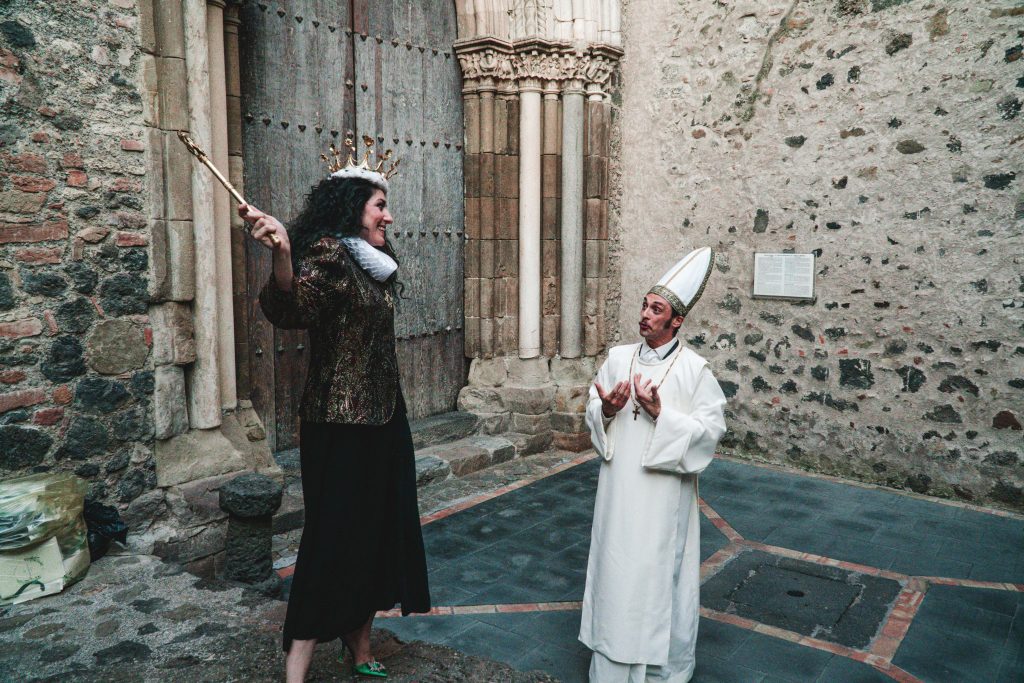 In questa foto l'intrattenimento a cura di Rossella Giuffrida wedding planner per raccontare la storia del castello della Ducea di Nelson