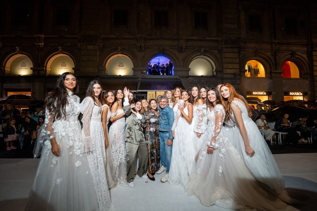 In questa immagine le titolari di Le gi di Valentino con Luca Lo Bosco e le modelle