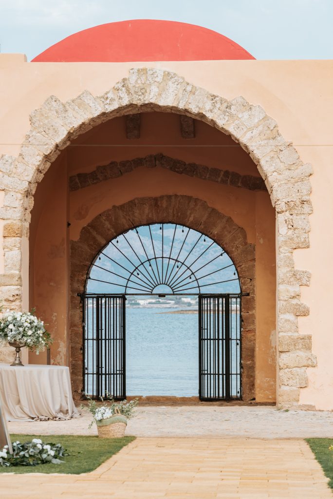 In questa foto l'entrata dal mare della Tonnara dell'Orsa: sotto la cupola del complesso monumentale gli sposi fanno il loro ingresso nel giardino