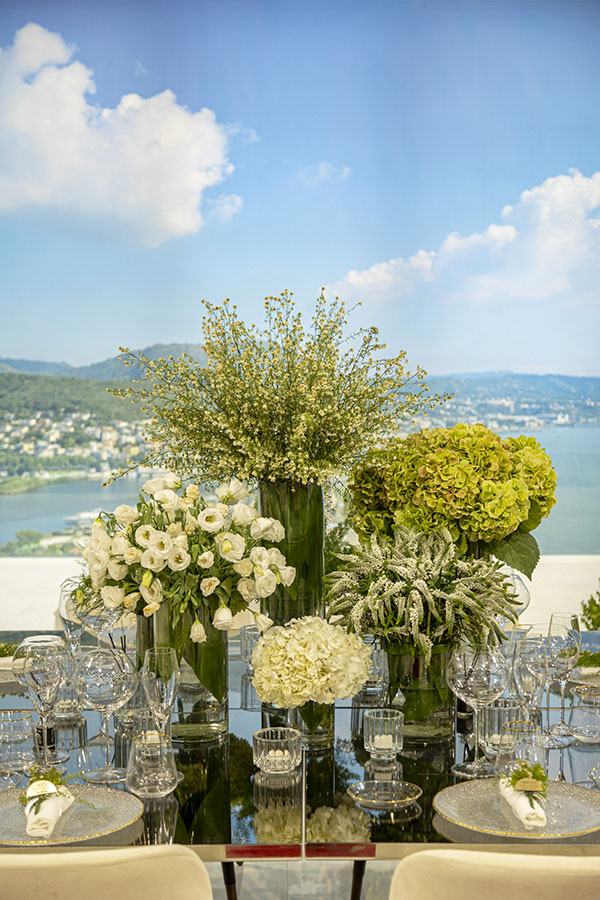 In questa foto le maestose composizioni floreali al centro tavola della mise en place curata da Dimora dei Lari