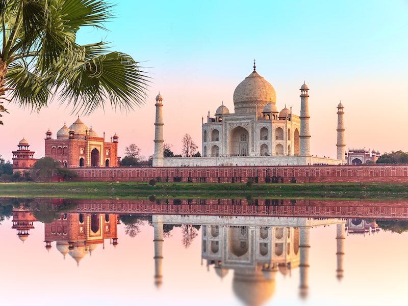 In questa foto il Taji Mahal in India fotografato al tramonto da destra verso sinistra