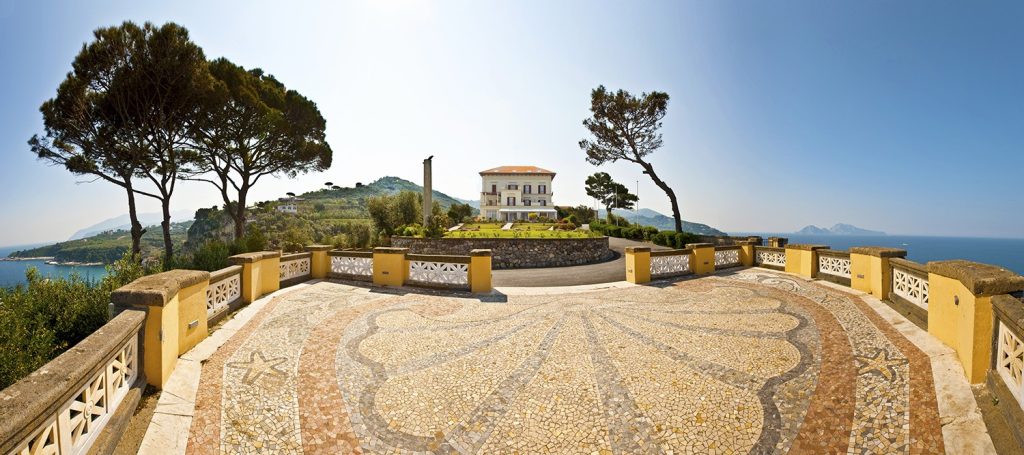 In questa foto una veduta dall'esterno di villa Angelina