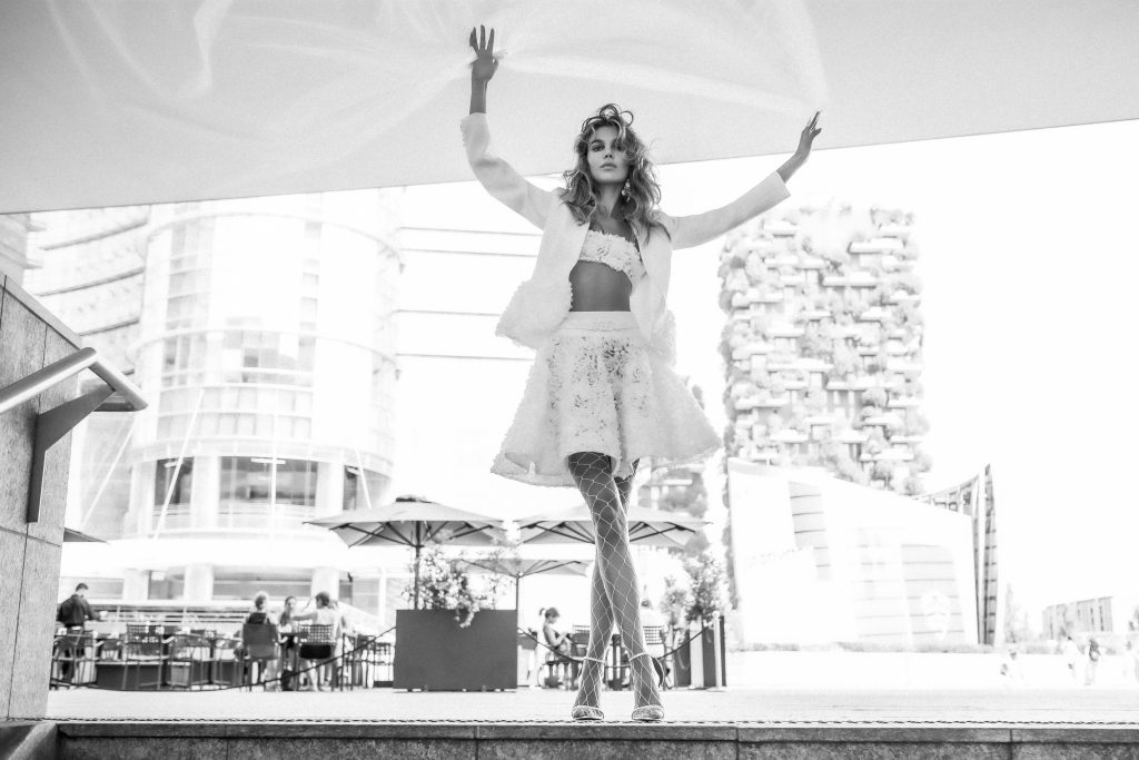 In questa immagine un abito da sposa Elisabetta Polignano 2023 con crop top, gonna corta e giacca.