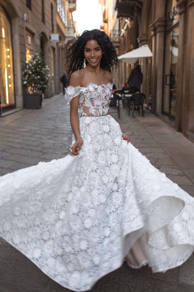 In questa immagine un abito da sposa Rara Avis interamente decorato con fiori in pizzo.