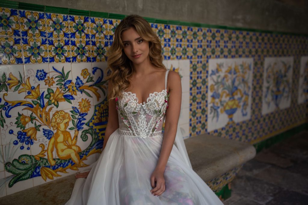 In questa immagine un modello che fa parte della collezioni di abiti da sposa Rara Avis 2023 con bustier.  