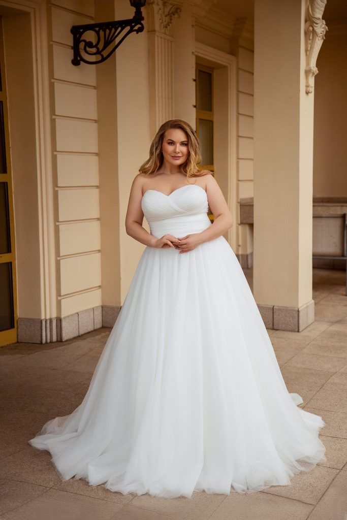 Uno degli abiti da sposa curvy 2023 che fa parte della nuova collezione sposa Monica Loretti. Un modello con corpetto a cuore e ampia gonna.