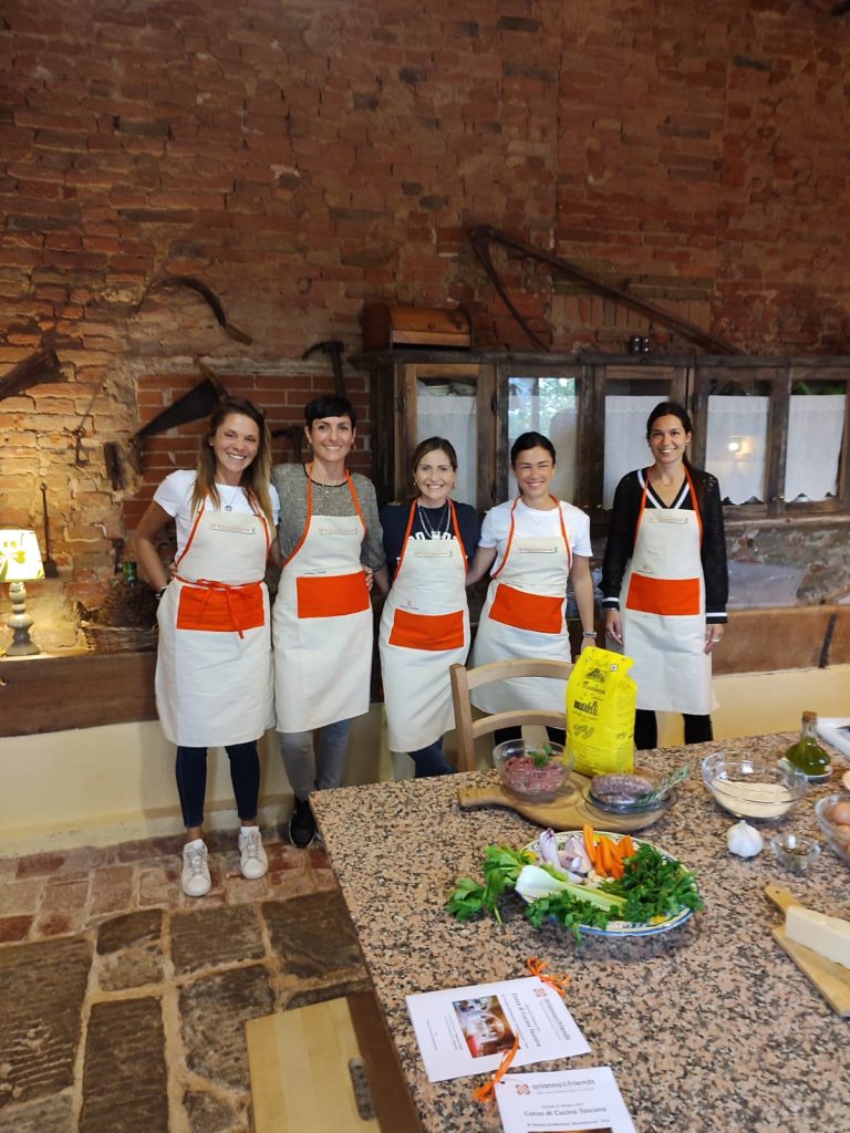 In questa foto il gruppo di giornalisti e blogger, insieme a Chiara Gheri di Tuscany for Weddings, armati di grembiuli e pronti per la lezione di cucina