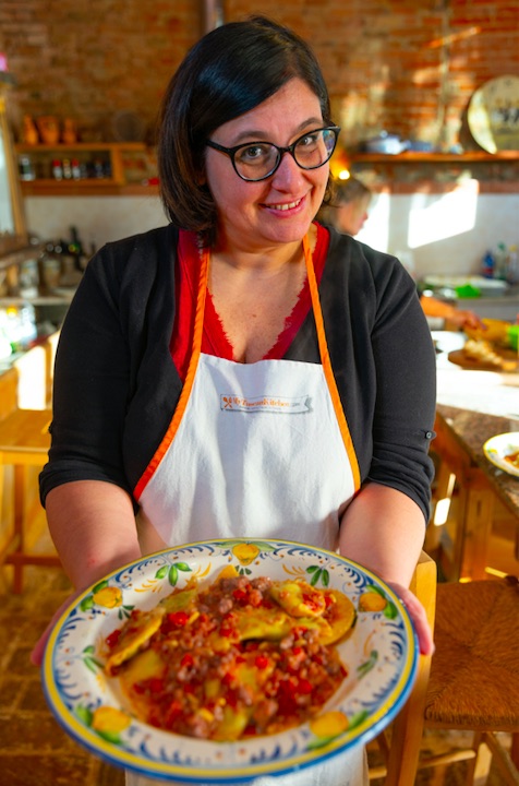 In questa foto Arianna di Arianna & Friends, colei che ha organizzato e tenuto la cooking class, mentre mostra un piatto di pasta fresca al ragù di carne