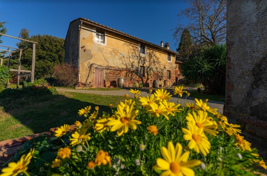 In questa foto l'esterno dell'antico casale a Montefoscoli dove si è svolta la cooking class organizzata da Arianna & Friends