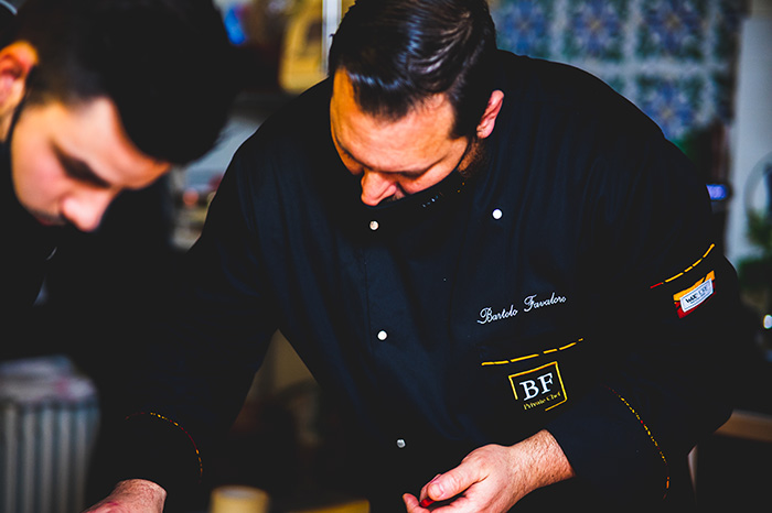 in questa foto Bartolo Favaloro con un collega mentre prepara un menù personalizzato