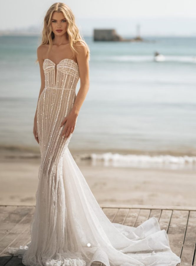 In questa foto la modella indossa un abito da sposa a sirena con paillettes di Berta